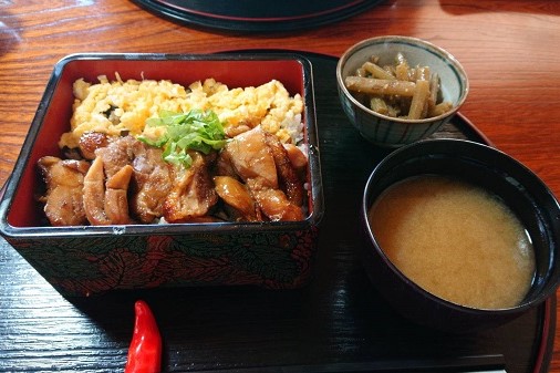 知夫里島ランチ：ダイニングカフェDONAの「鶏の照焼丼」