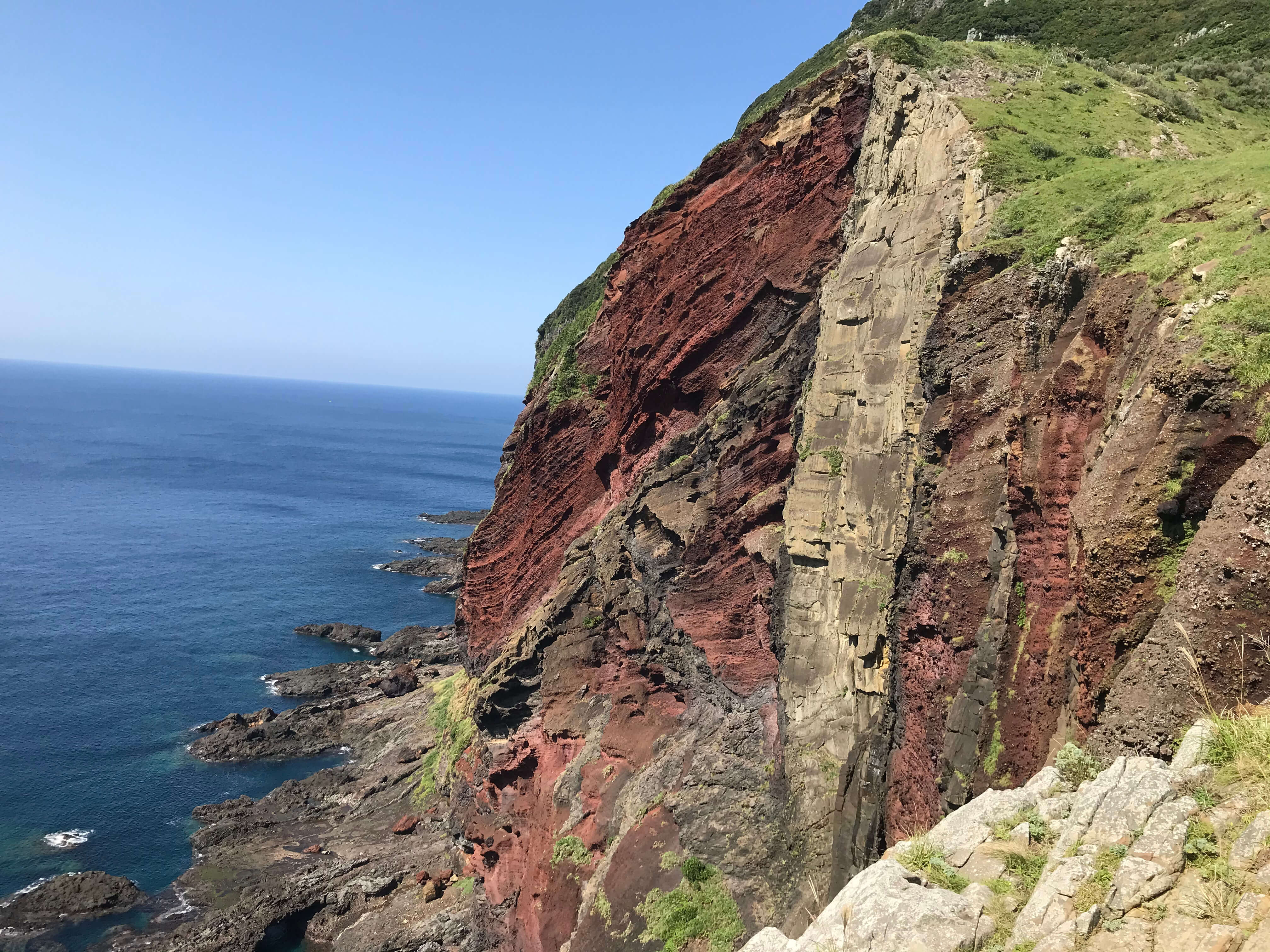 知夫里島にそびえ立つ断崖絶壁の絶景「赤壁」