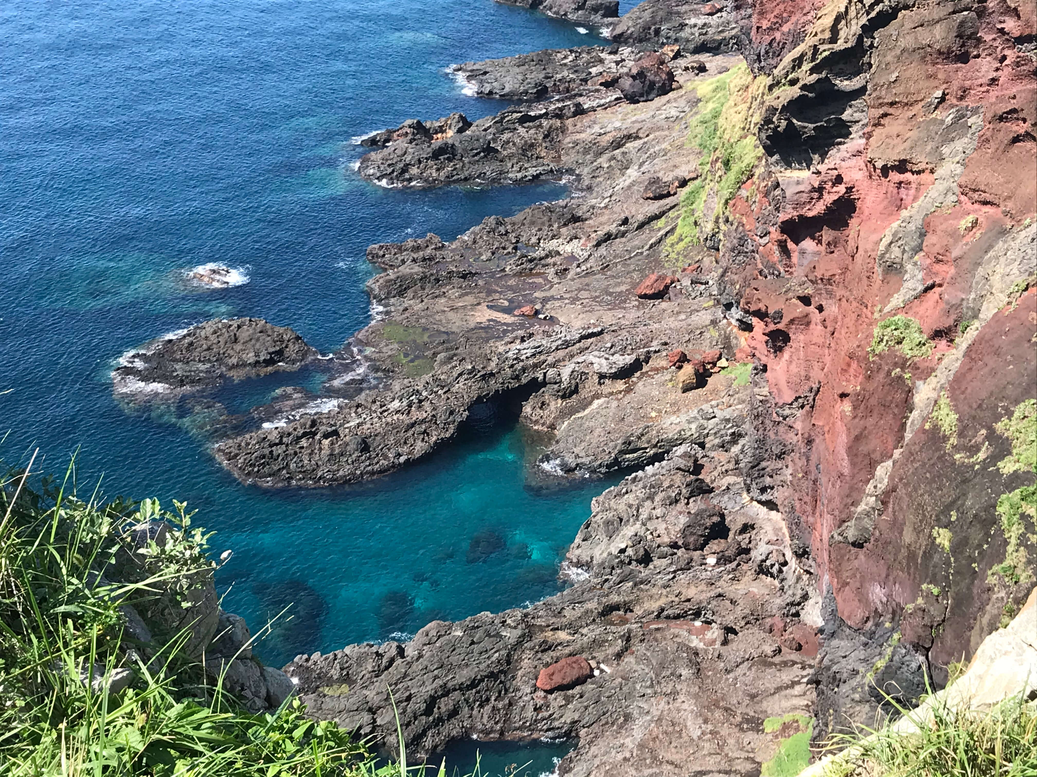 知夫里島にそびえ立つ断崖絶壁の絶景「赤壁」