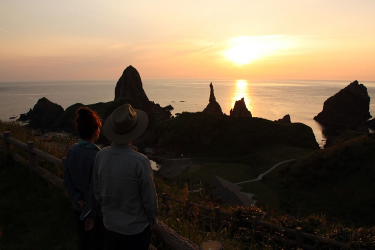 日本海にとけ込む夕日の絶景に癒される「夕日鑑賞ツアー」