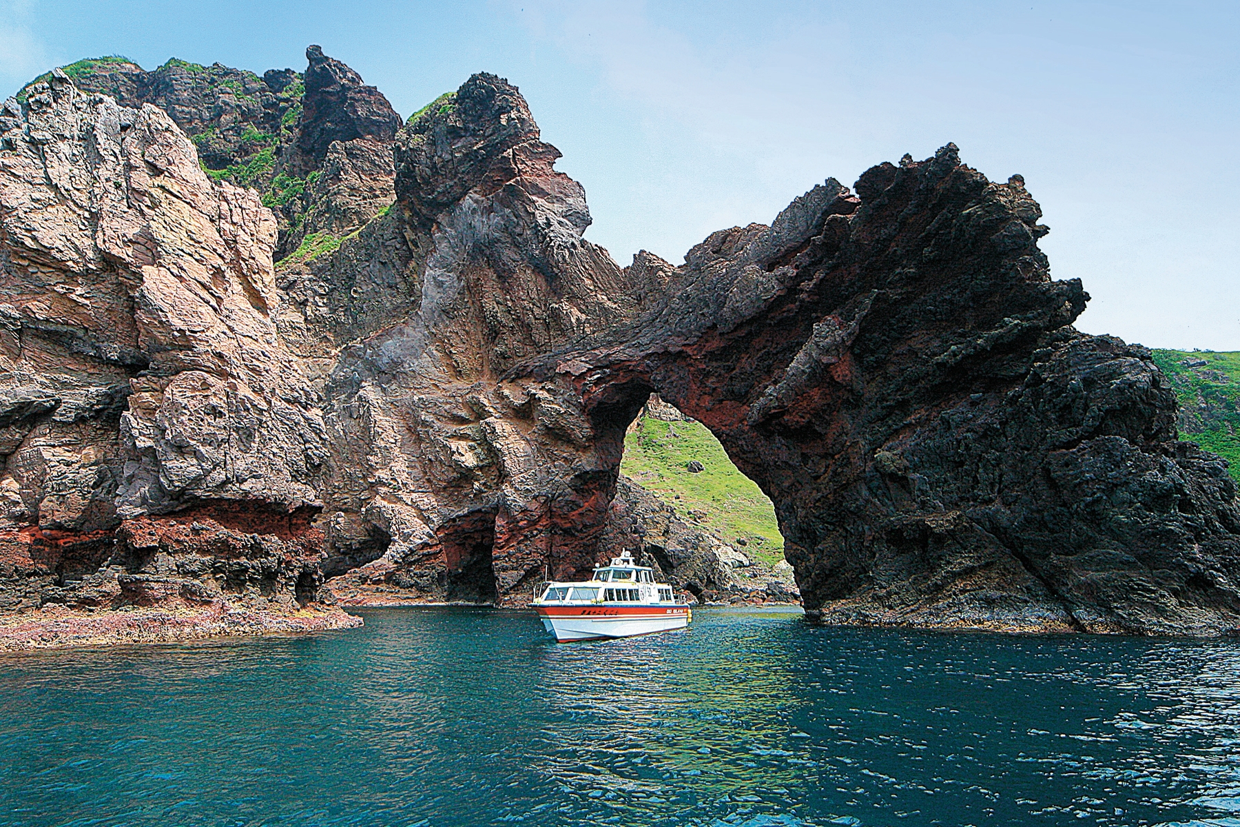 島ならではの絶景を船から体感「国賀めぐり定期観光船」