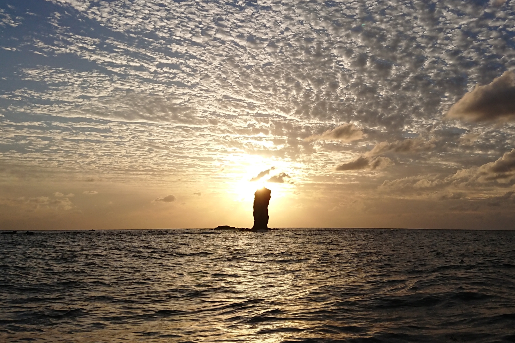 奇跡の絶景「ローソク島遊覧船」