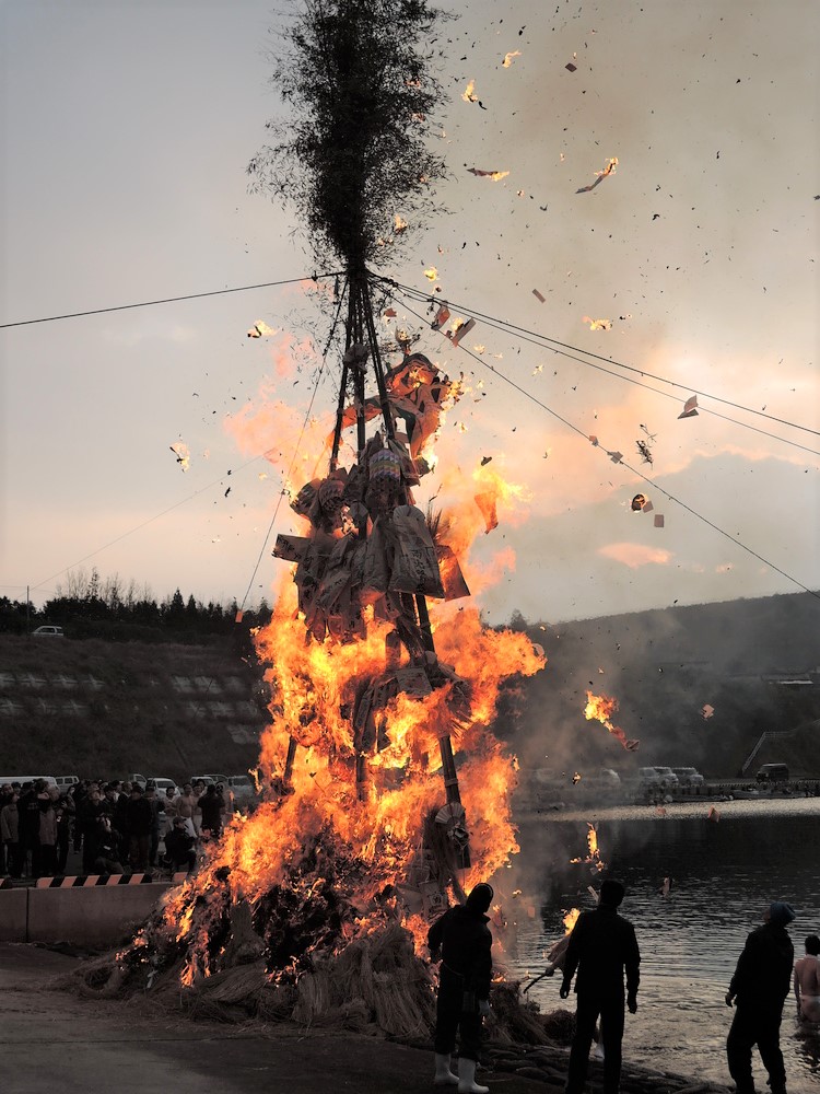 Imazu-no-Tondo New Year’s Bon Fire, Okinoshima Town (15 January)