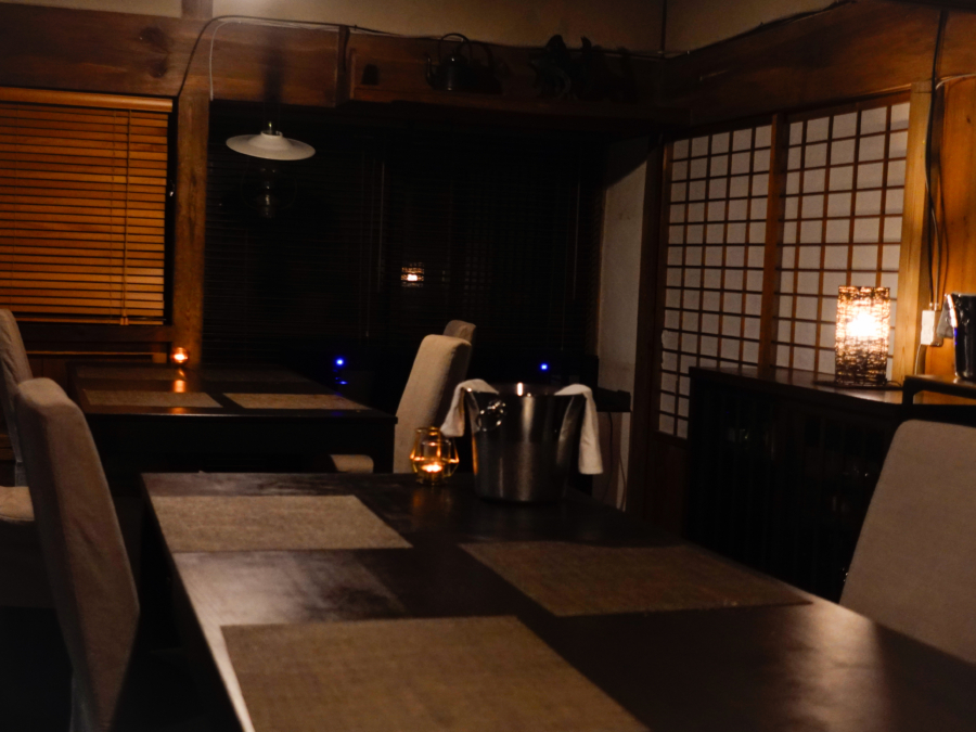 暖色の光とロウソクに包まれたchez sawaの店内
